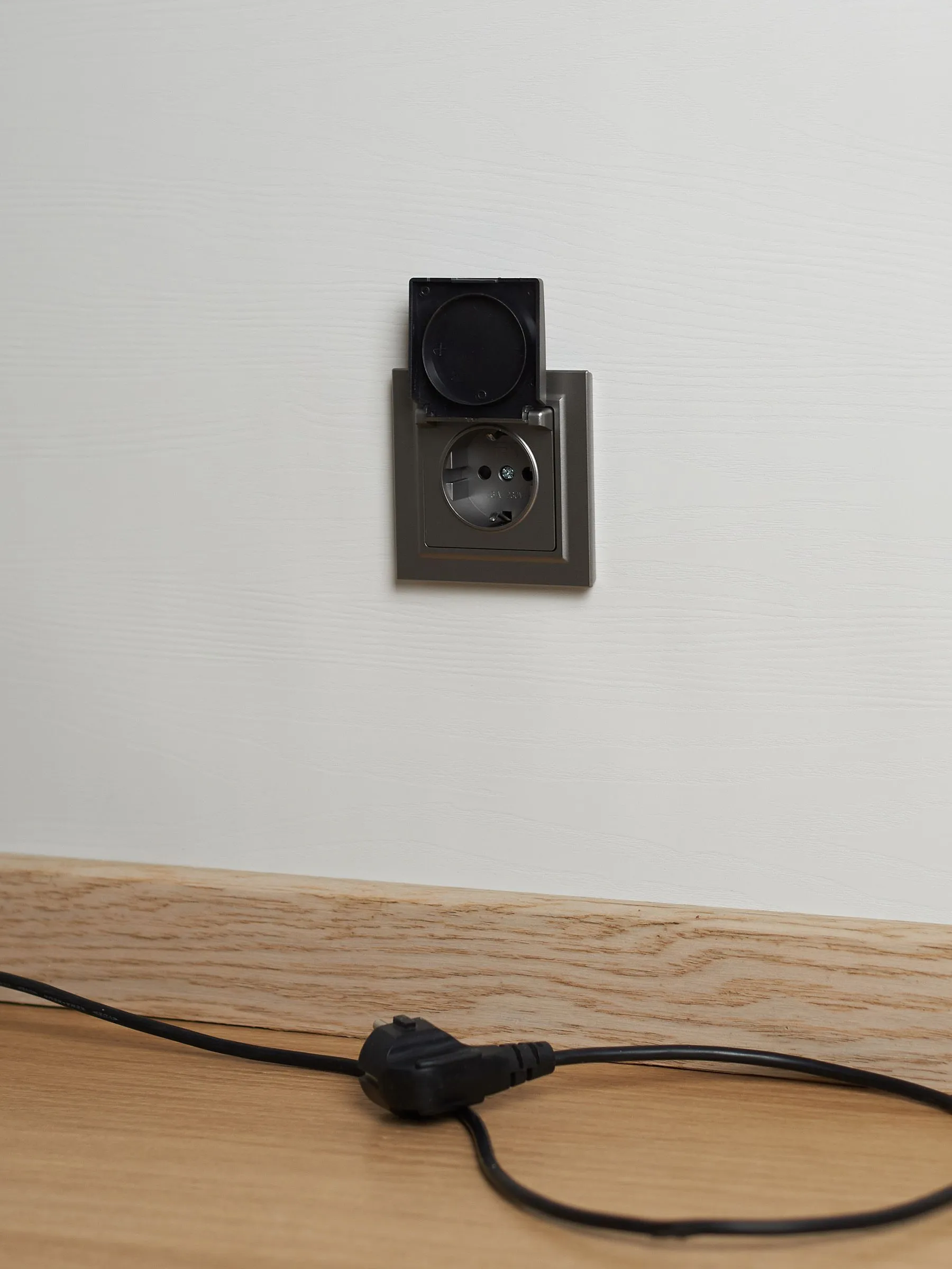 BRITE Розетка 1-местная с заземлением с защитными шторками и крышкой 16А IP20 РСбш10-3-БрС сталь IEK - Фото 7