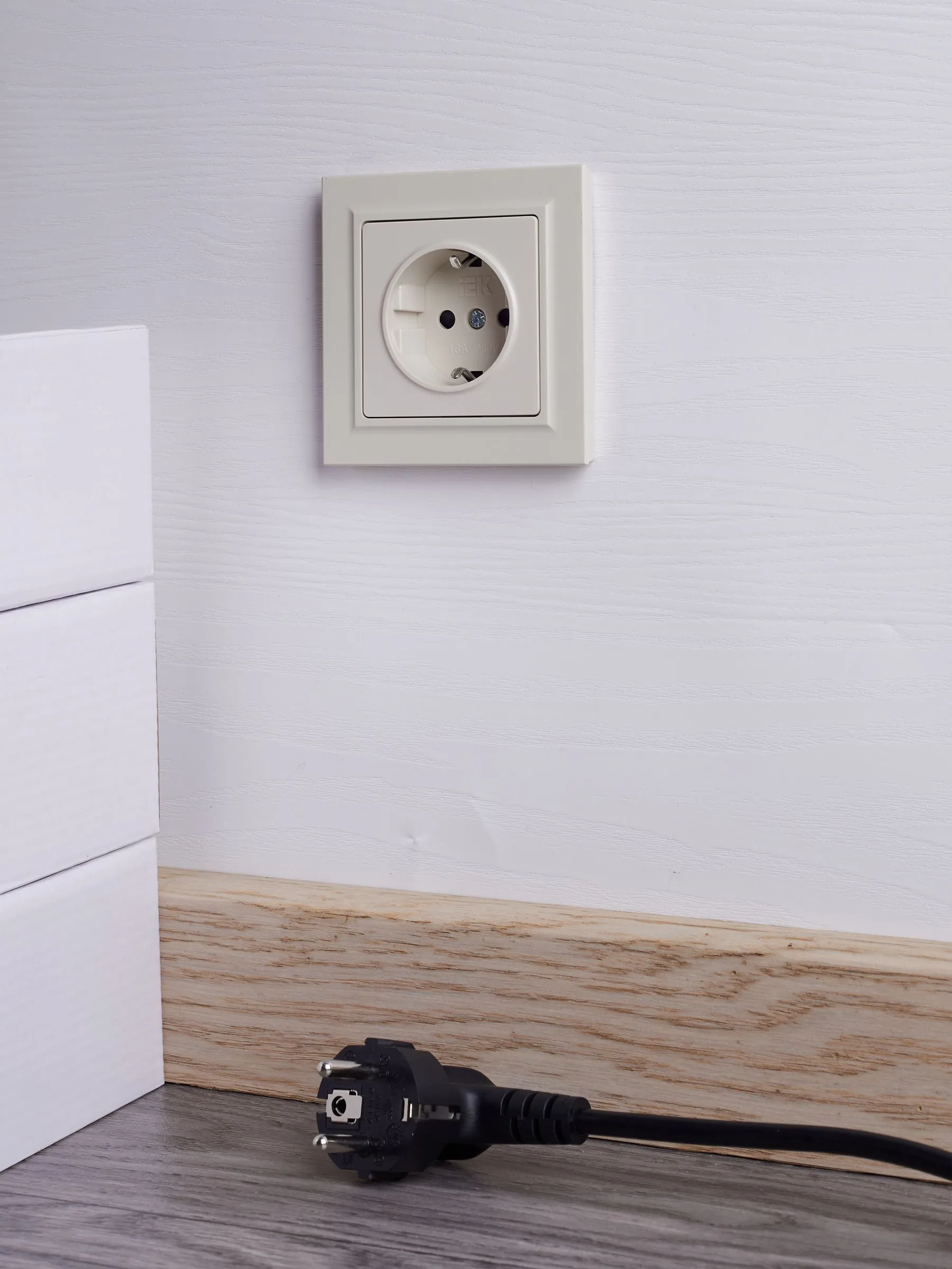 BRITE Розетка 1-местная с заземлением с защитными шторками 16А в сборе РСР14-1-0-БрКр бежевый IEK - Фото 7