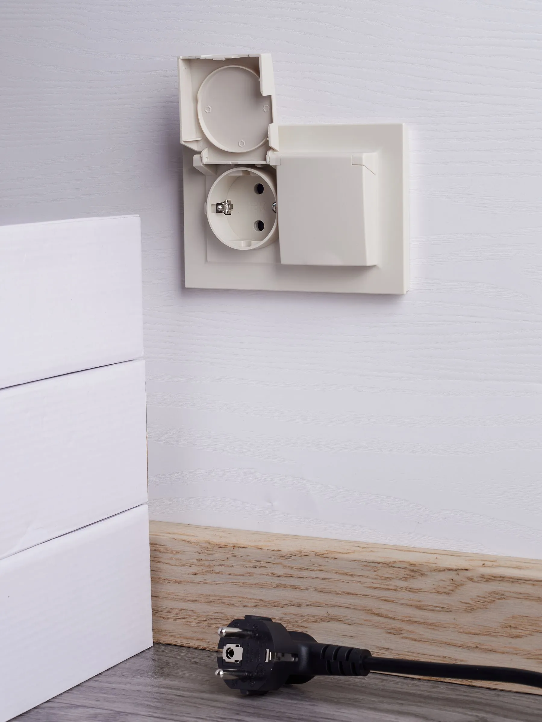 BRITE Розетка 2-местная с заземлением с защитными шторками и крышкой 16А в сборе IP44 РСбш12-3-44-БрКр бежевый IEK - Фото 2