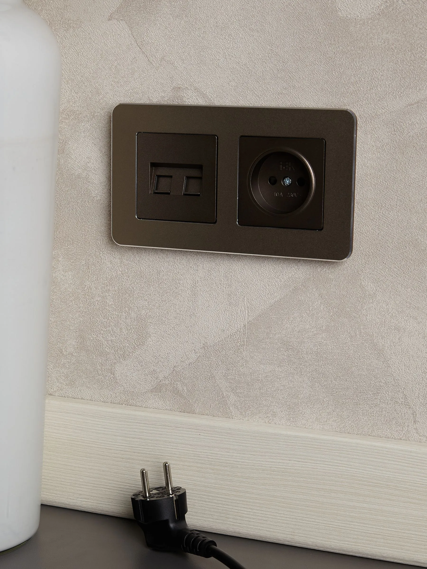 BRITE Розетка 1-местная без заземления с защитными шторками 10А РСш10-2-БрТБ темная бронза IEK - Фото 6