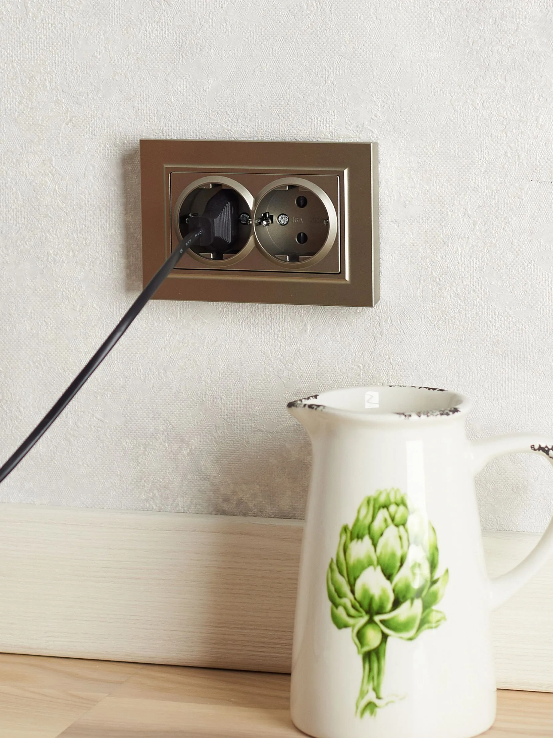 BRITE Розетка 2-местная с заземлением с защитными шторками 16А в сборе РСш12-3-БрШ шампань IEK - Фото 3