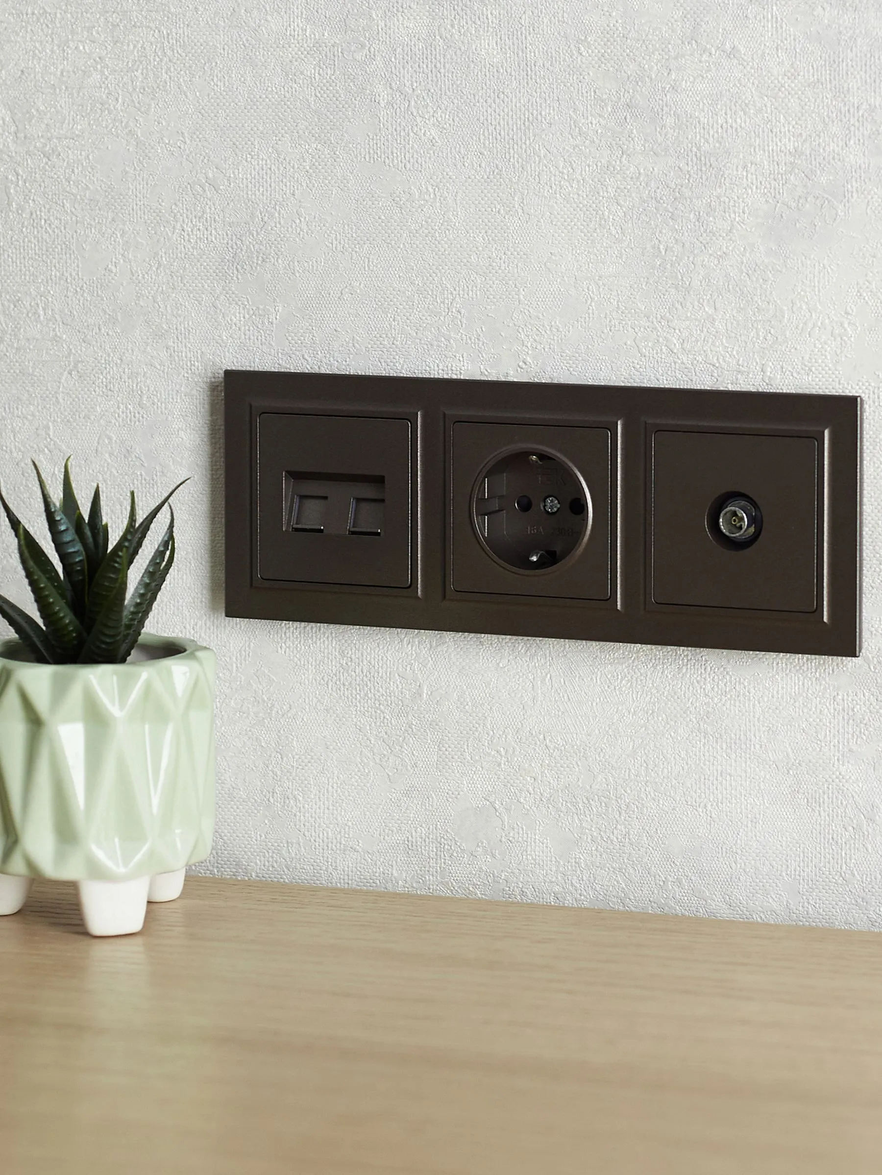 BRITE Рамка 3-местная РУ-3-БрТБ темная бронза IEK - Фото 4