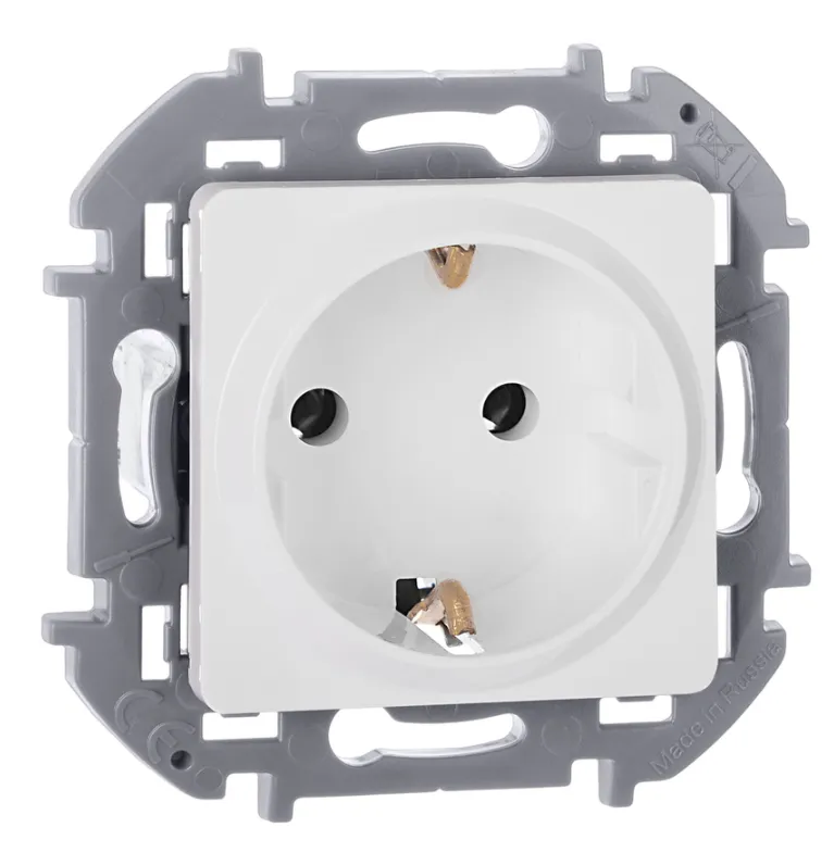 INSPIRIA Розетка 1-местная с заземлением без защитных шторок 16А белый 673720