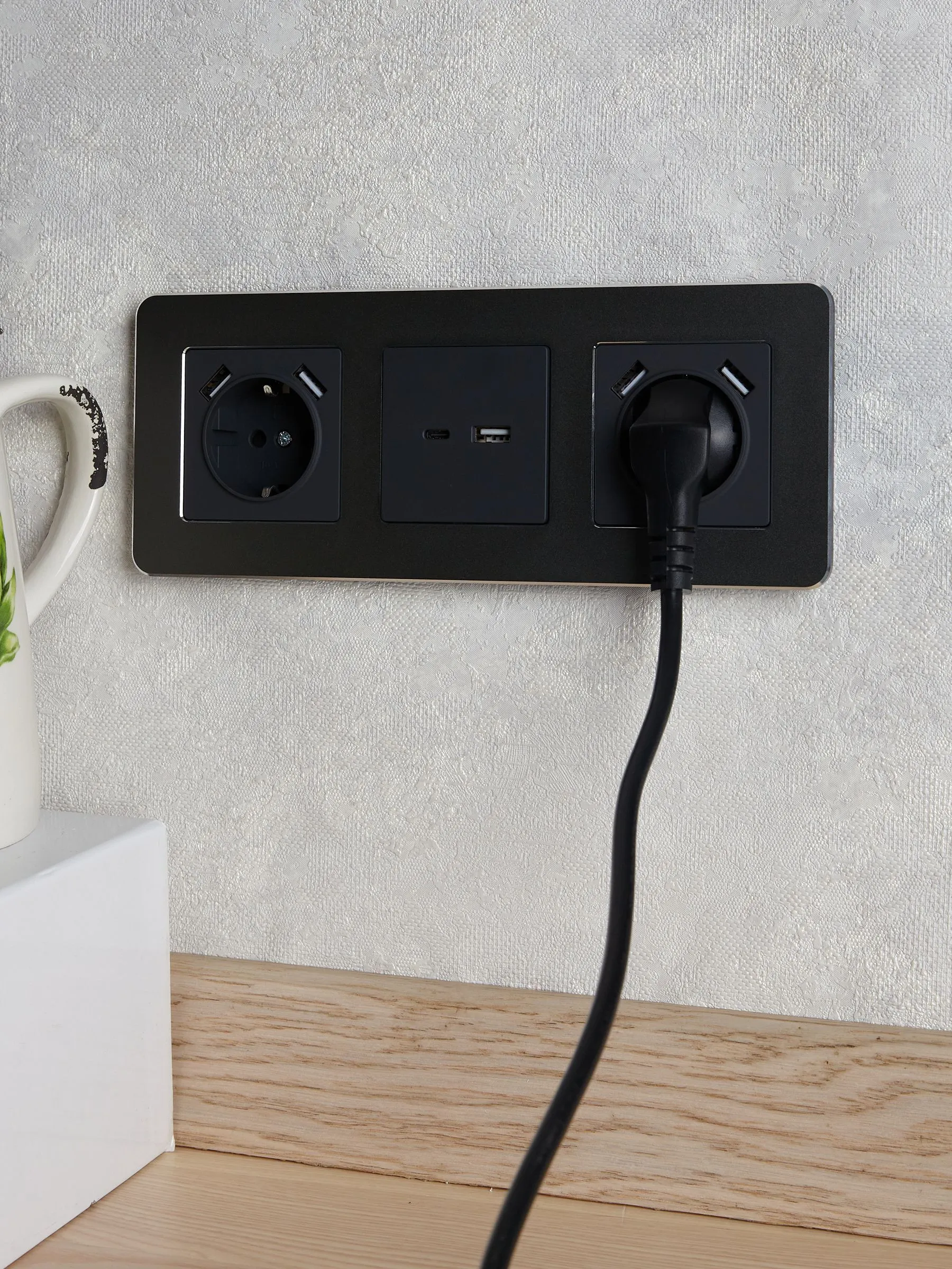 BRITE Розетка 1-местная с заземлением с защитными шторками 16А с USB A+A 5В 2,1А РЮш10-1-БрГ графит IEK - Фото 4