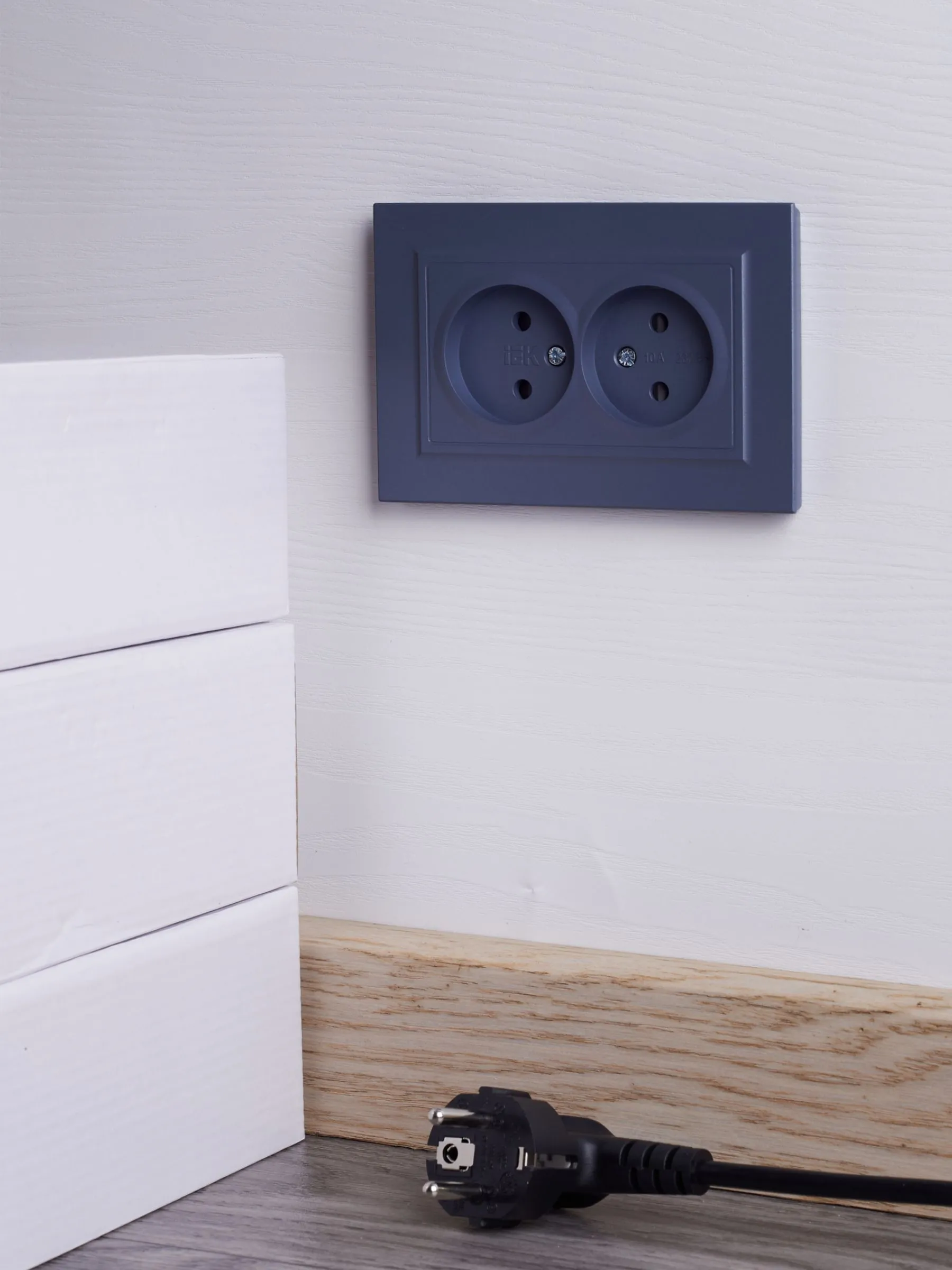 BRITE Розетка 2-местная без заземления с защитными шторками 10А в сборе РСш12-2-БрМ маренго IEK - Фото 4