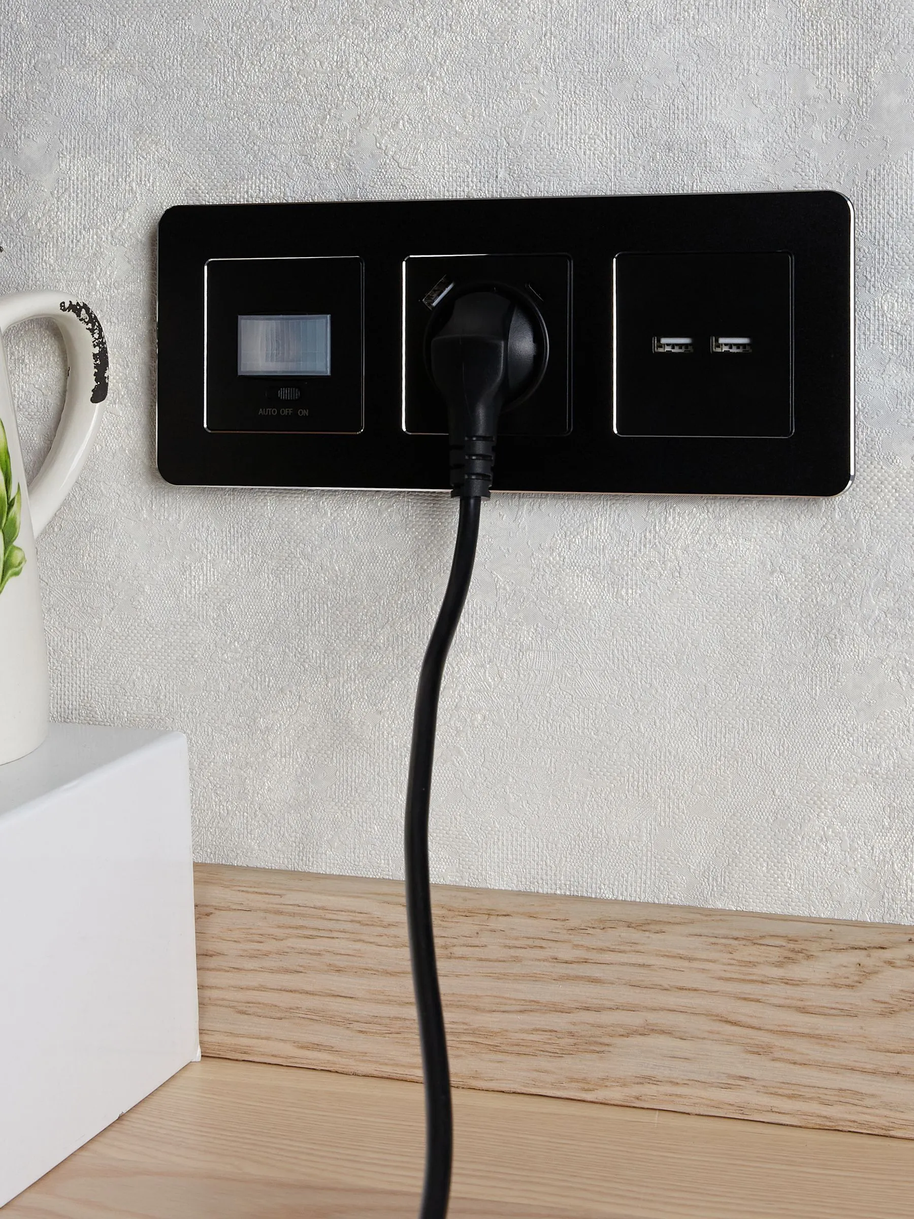 BRITE Розетка 1-местная с заземлением с защитными шторками 16А с USB A+C 18Вт РЮш11-1-БрЧ черный IEK - Фото 4