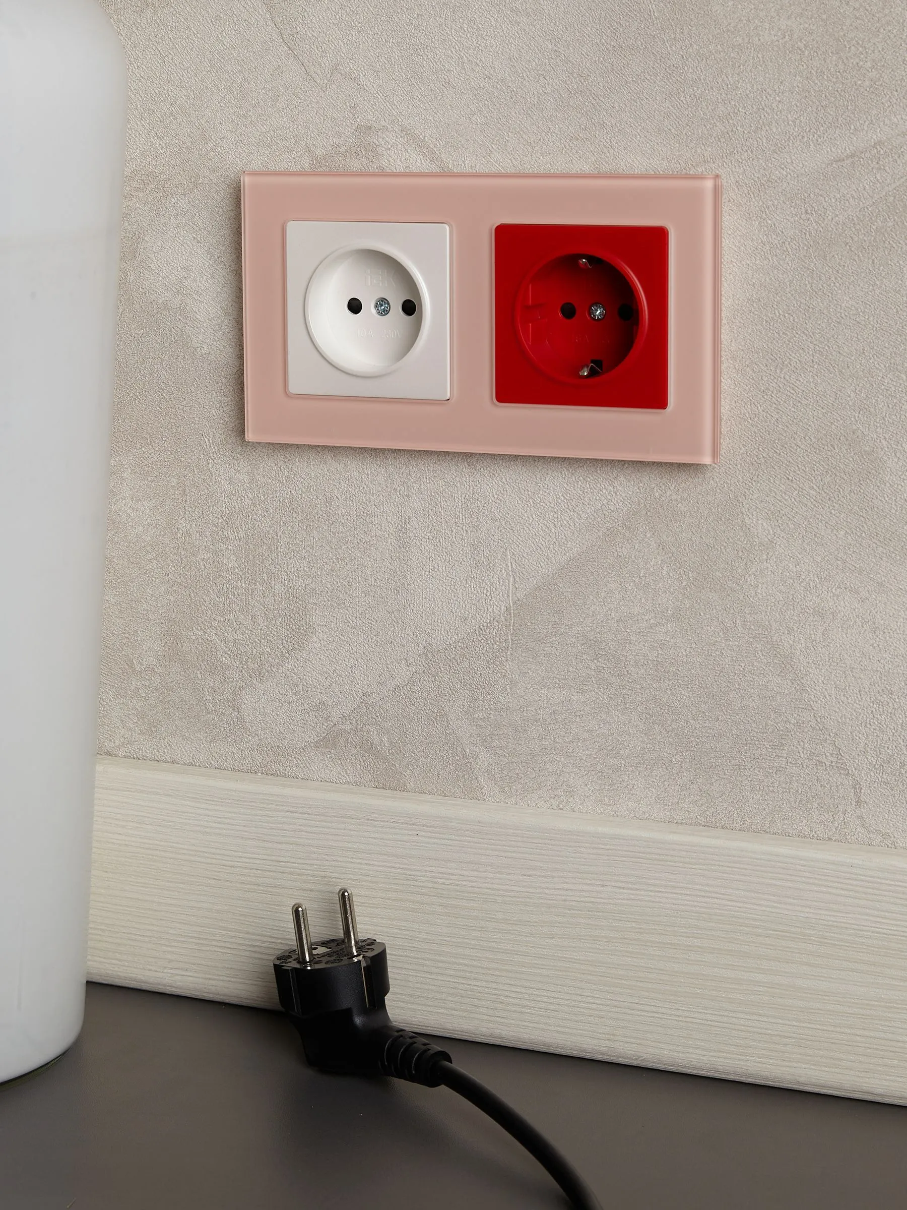 BRITE Розетка 1-местная с заземлением с защитными шторками 16А РС14-1-0-БрК красный IEK - Фото 3