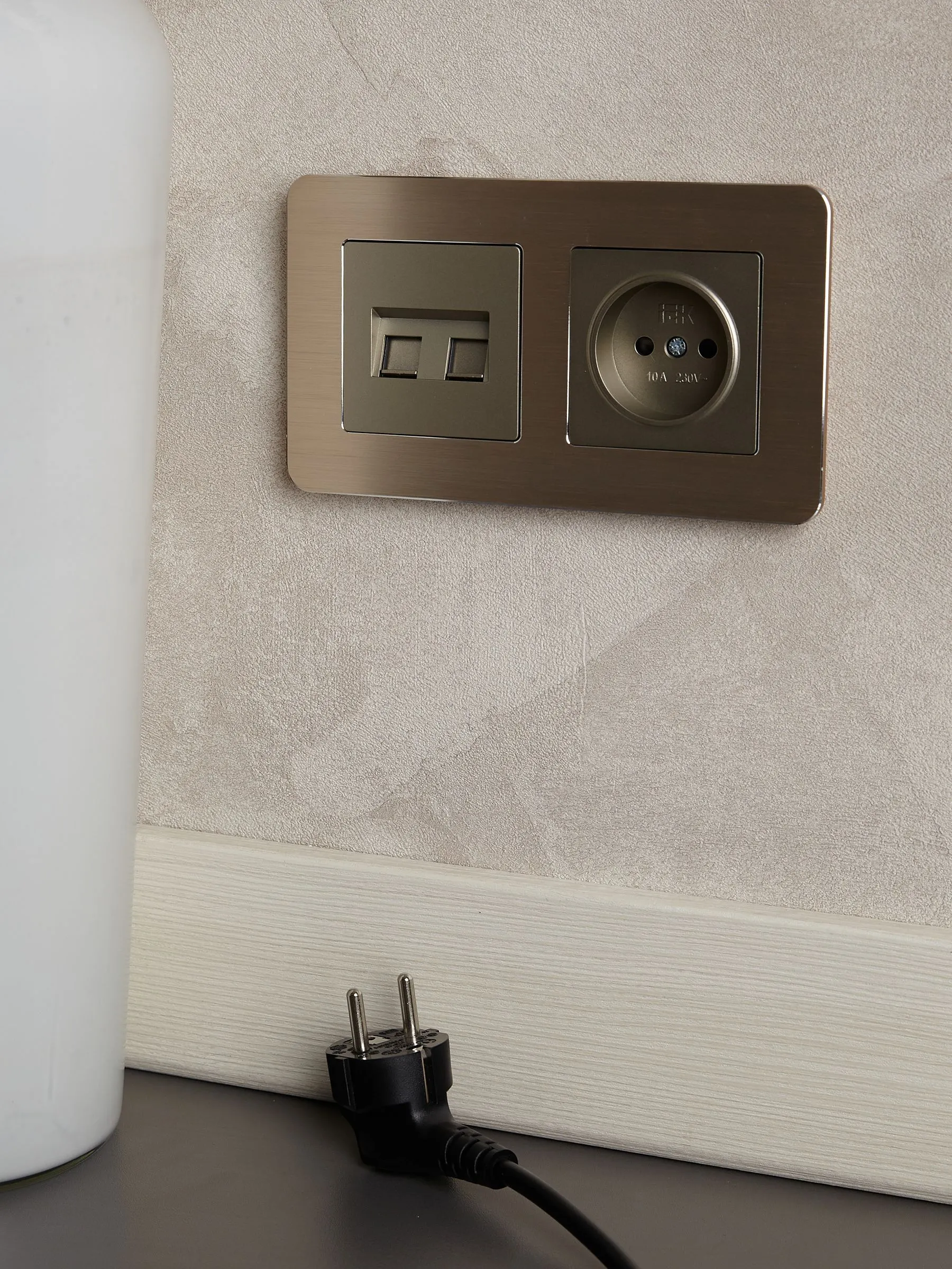 BRITE Рамка 2-местная РУ-2-1-Бр металл шампань RE AL IEK - Фото 5