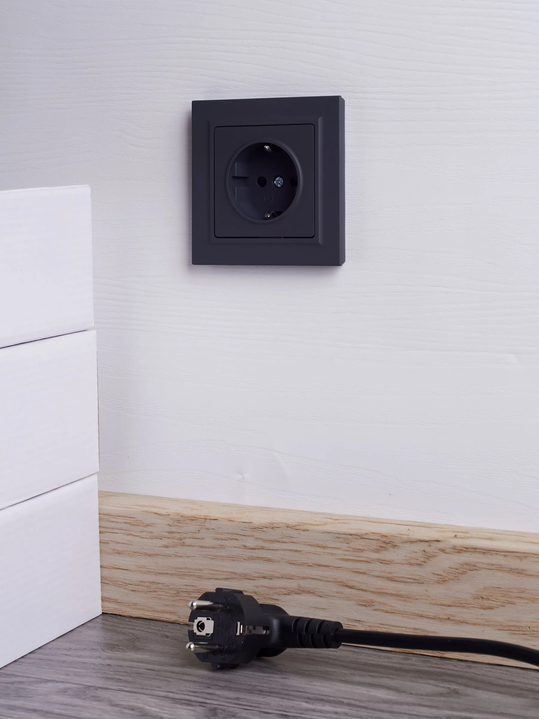 BRITE Розетка 1-местная с заземлением с защитными шторками 16А в сборе РСР14-1-0-БрГ графит IEK - Фото 7