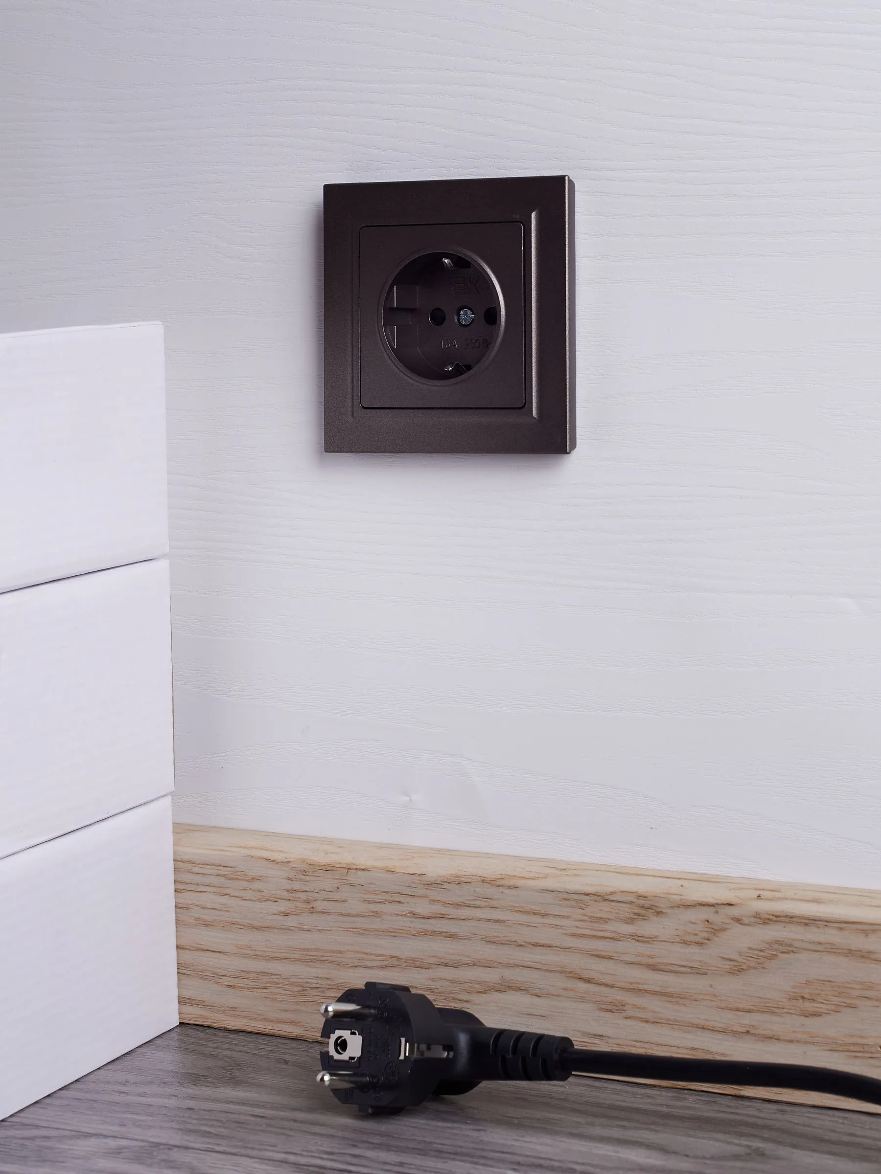 BRITE Розетка 1-местная с заземлением с защитными шторками 16А в сборе РСР14-1-0-БрТБ темная бронза IEK - Фото 4