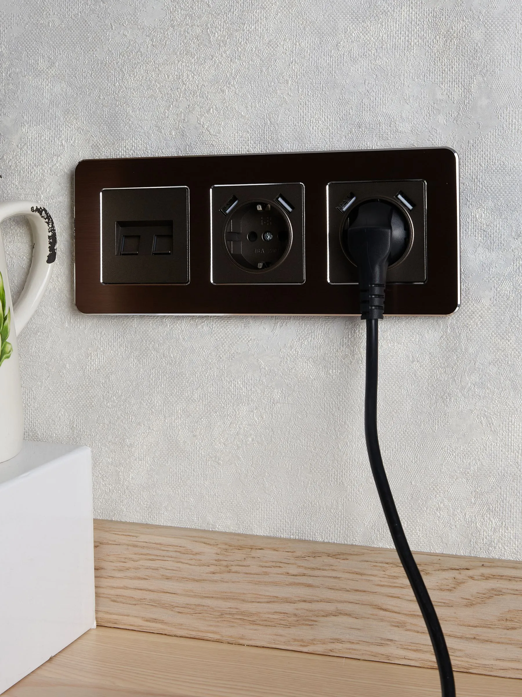 BRITE Розетка 1-местная с заземлением с защитными шторками 16А с USB A+A 5В 2,1А РЮш10-1-БрТБ темная бронза IEK - Фото 8