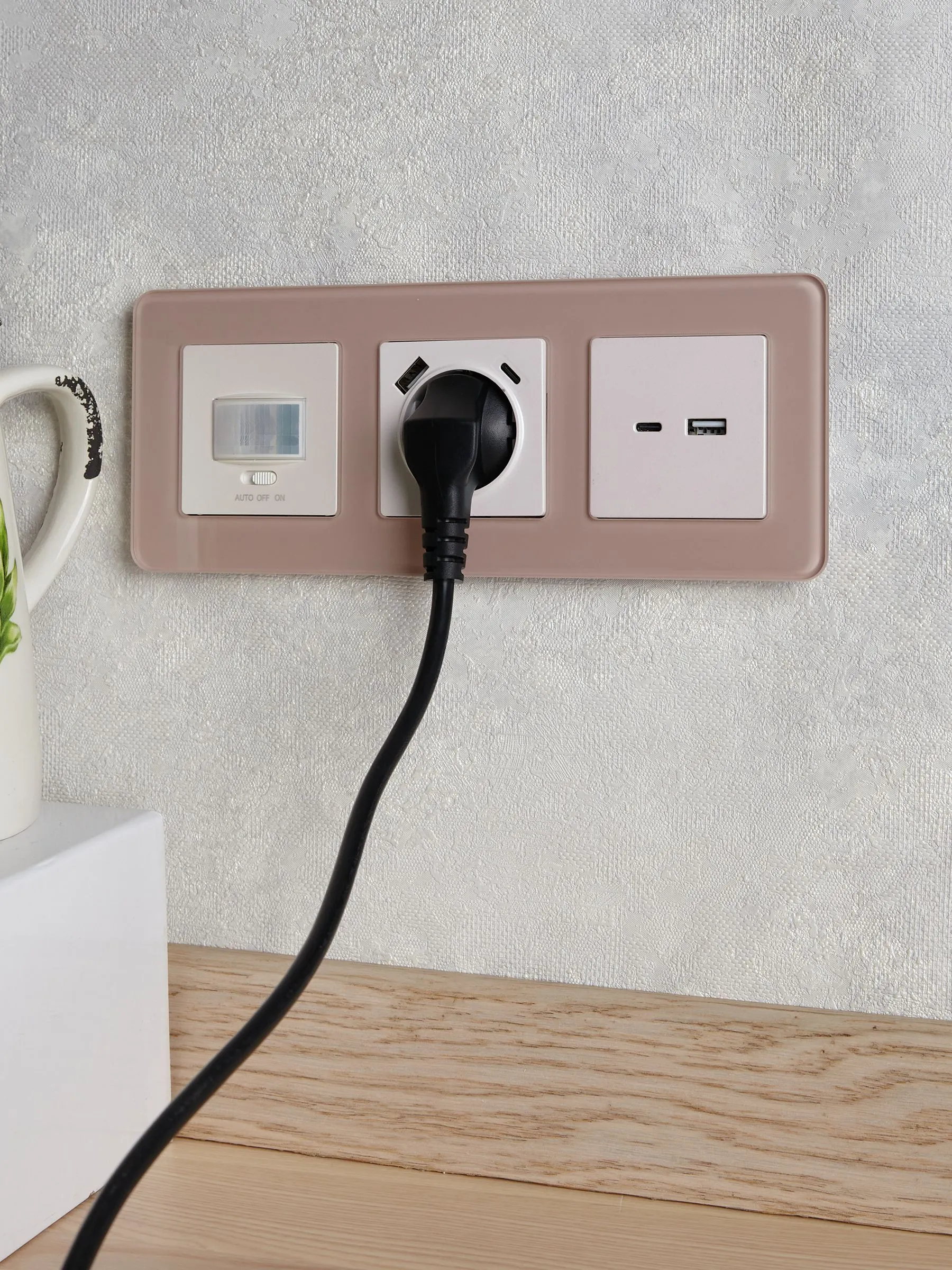 BRITE Розетка 1-местная с заземлением с защитными шторками 16А с USB A+C 18Вт РЮш11-1-БрЖ жемчуг IEK - Фото 6