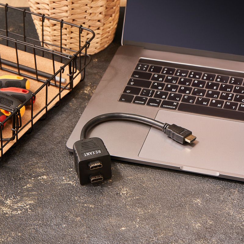 Переходник штекер HDMI - 2 гнезда HDMI с проводом, черный REXANT - Фото 2