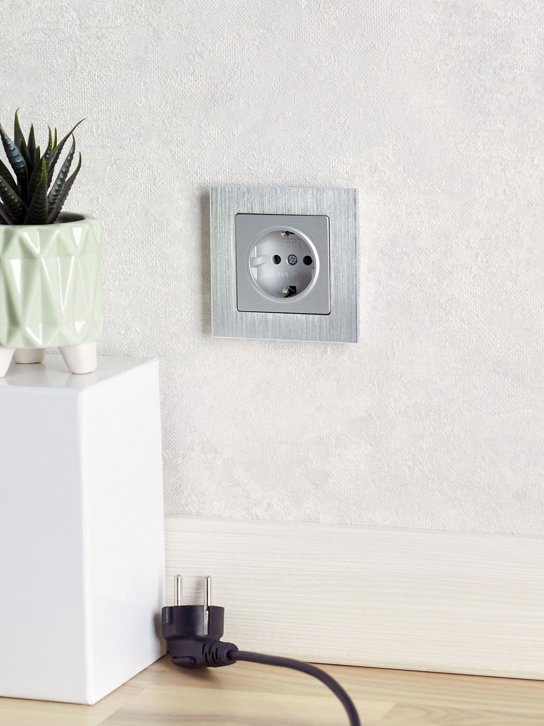 BRITE Розетка 1-местная с заземлением без защитных шторок 16А РС11-1-0-БрА алюминий IEK - Фото 6