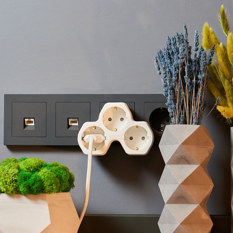 Тройник электрический 16А с/з с защитными шторками, белый REXANT - Фото 3