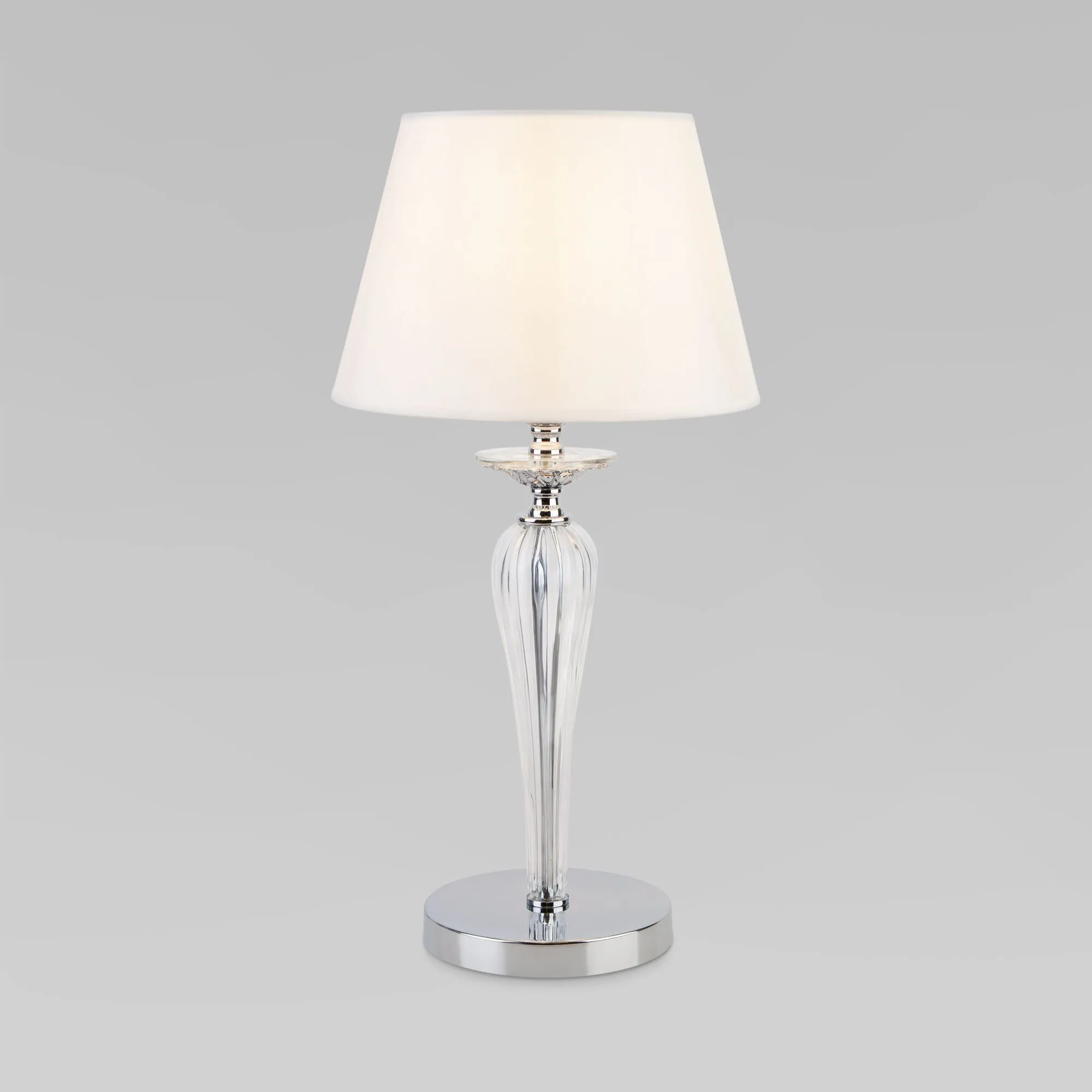 Классическая настольная лампа 01104/1 белый  Eurosvet