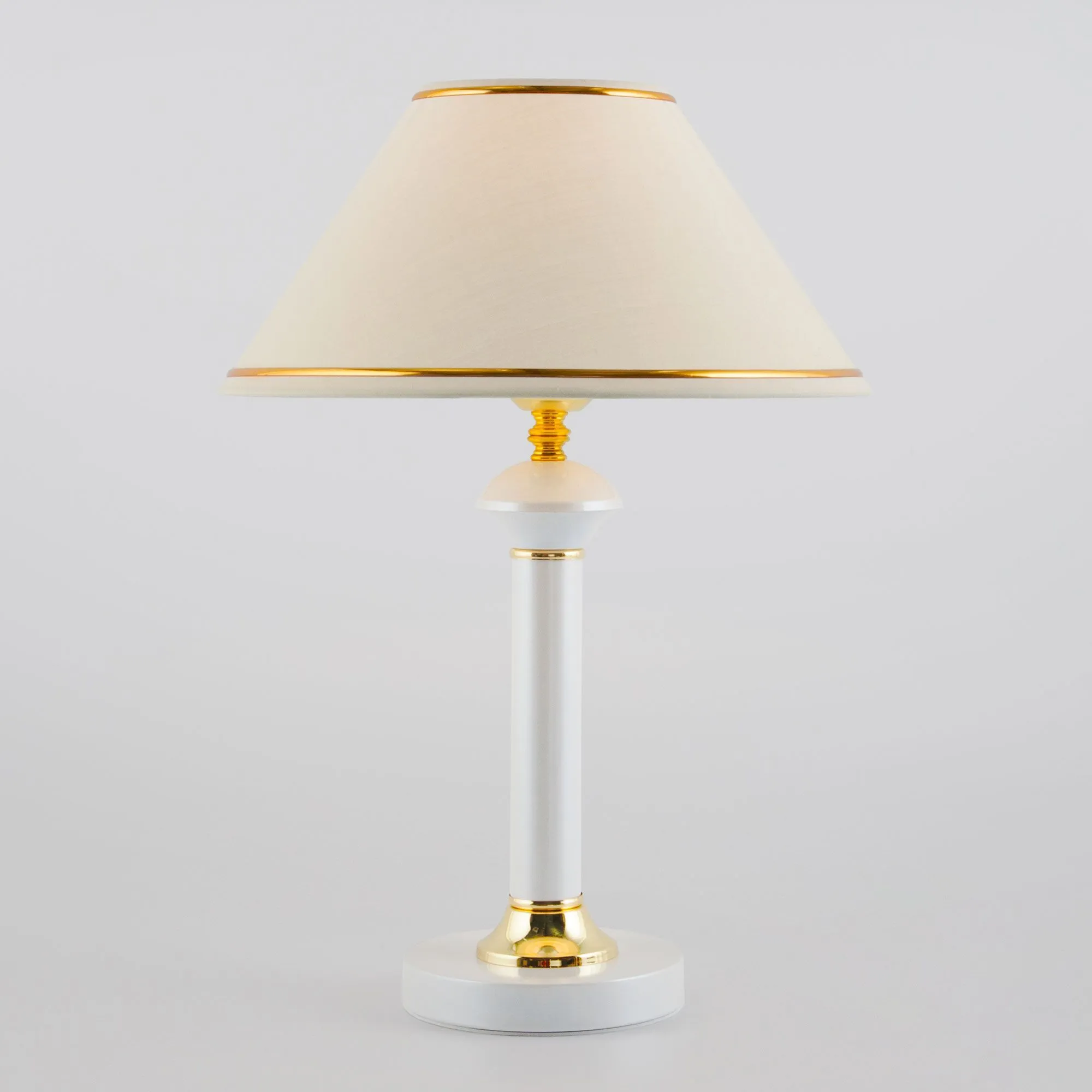 Настольная лампа с абажуром 60019/1 глянцевый белый Eurosvet