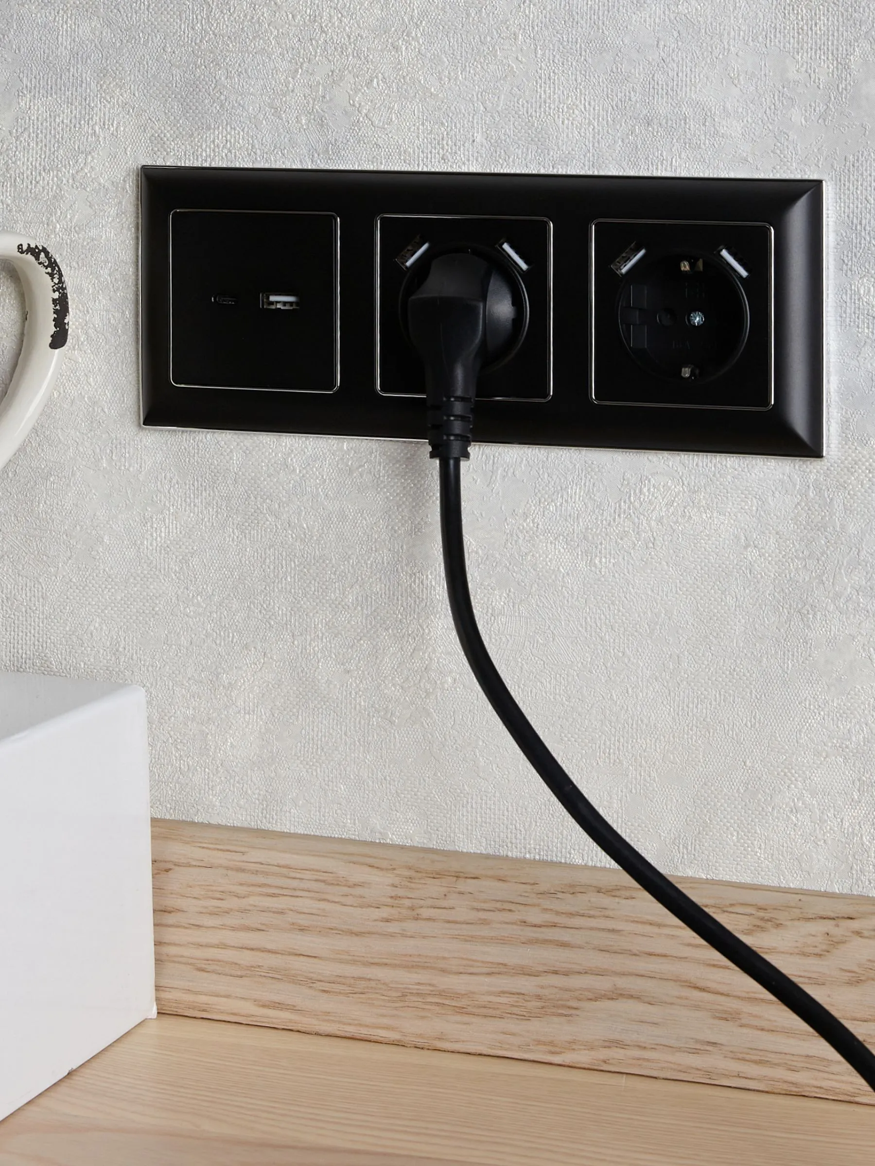 BRITE Розетка 1-местная с заземлением с защитными шторками 16А с USB A+A 5В 2,1А РЮш10-1-БрЧ черный IEK - Фото 7